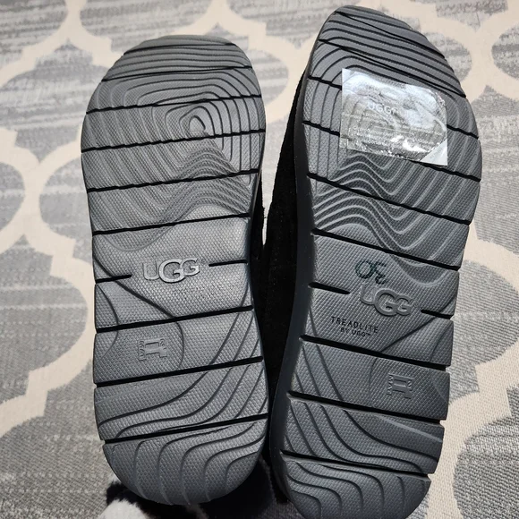 NEW UGG Black Suede Boots Chukka Kids Size 5 - Picture 3 of 6